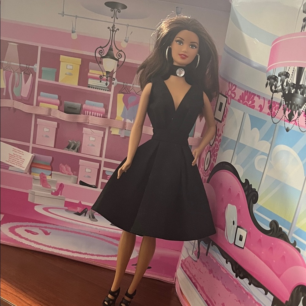 Barbie with Elegant Black Dress, necklace, earrings and matching shoes! - Picture 1 of 7